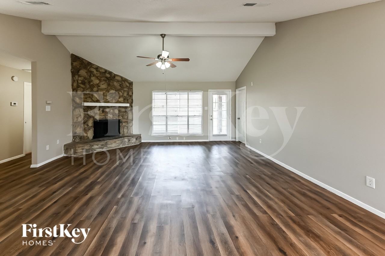 10811 Forest Leaf Dr - Photo 3 of 15