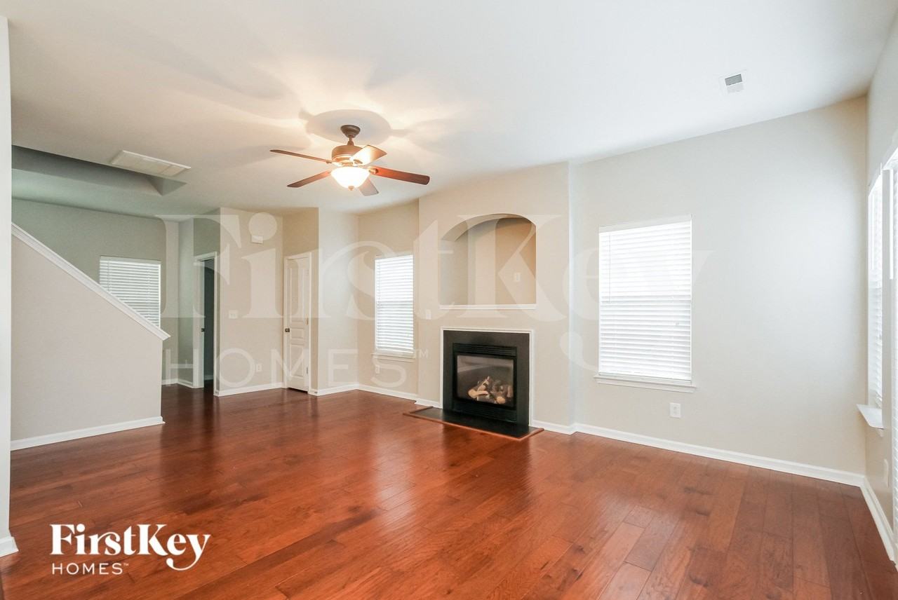 10519 Meadow Crossing Ln - Photo 2 of 15