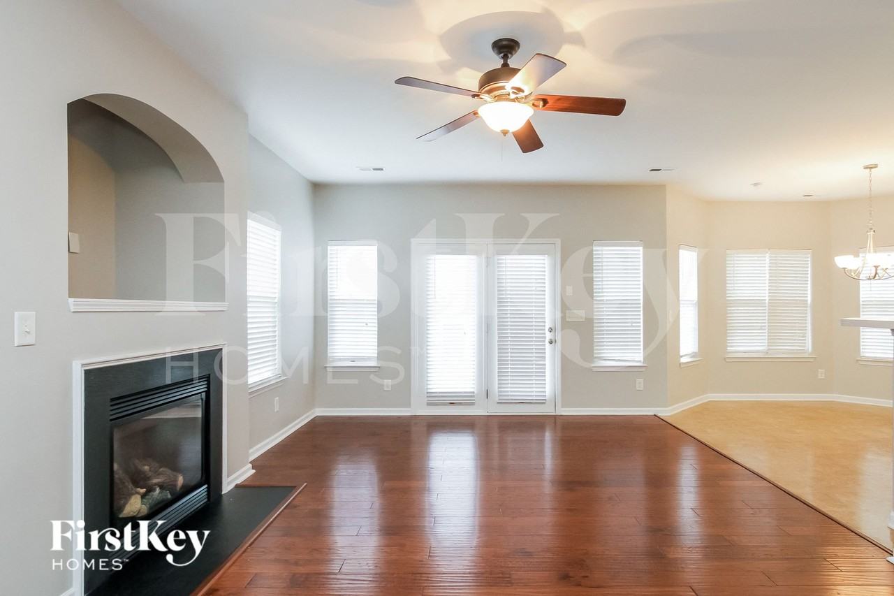 10519 Meadow Crossing Ln - Photo 3 of 15