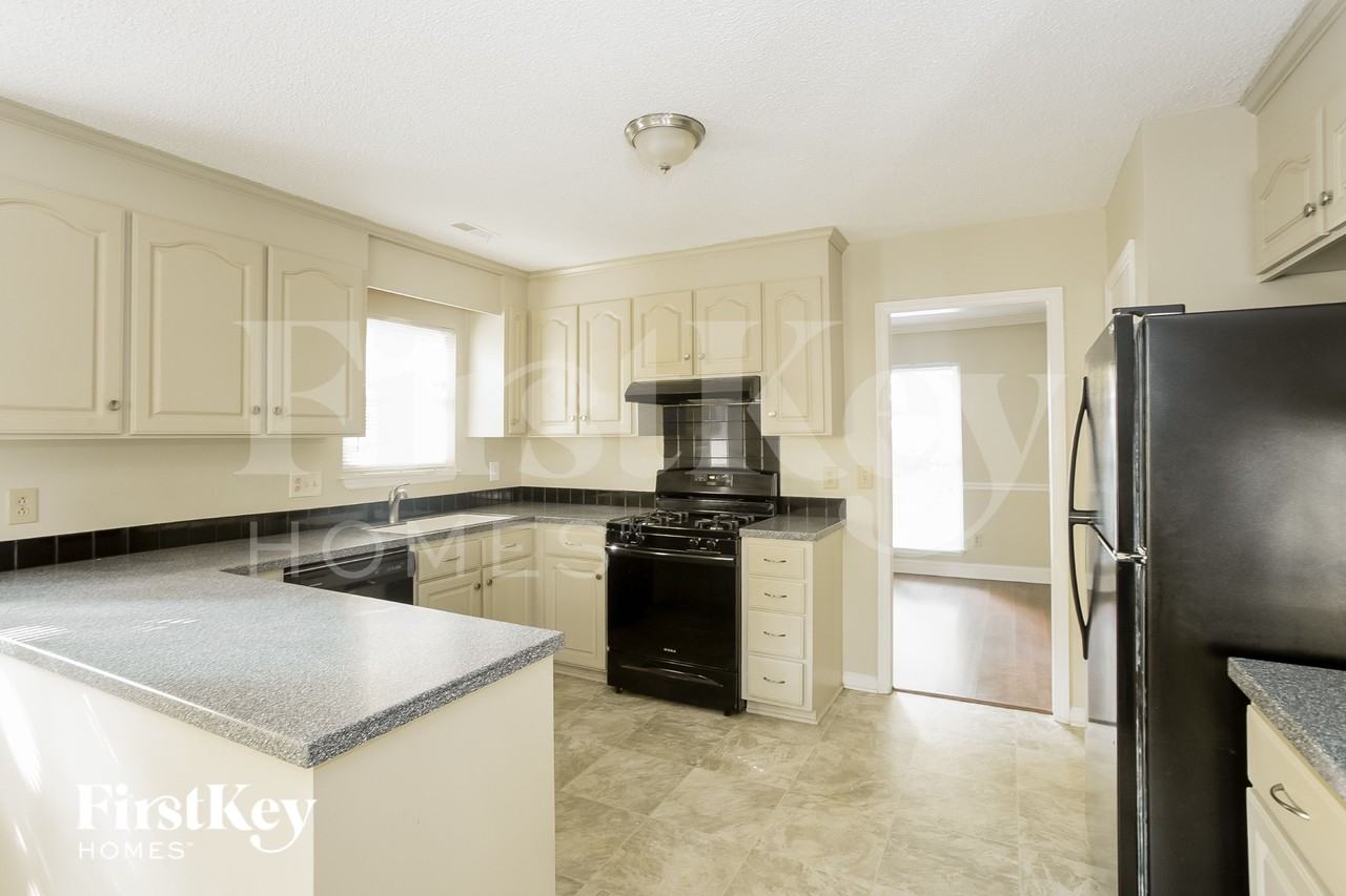 10017 Topeka Dr - Photo 7 of 15