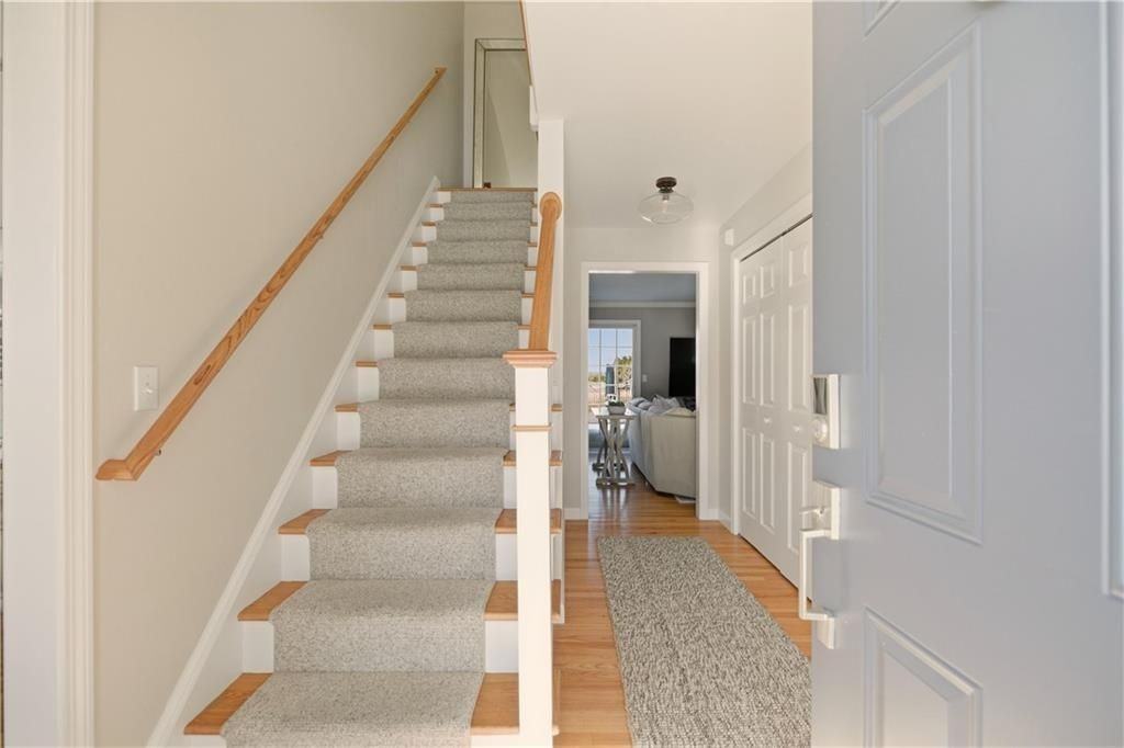 105 Lilac Ln - Photo 2 of 34