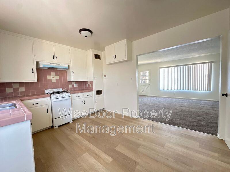 1105 Beach St #D - Photo 5 of 12