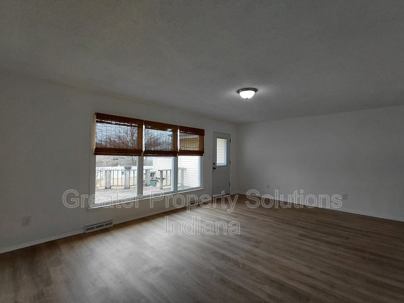 7705 Whitcomb St - Photo 3 of 8