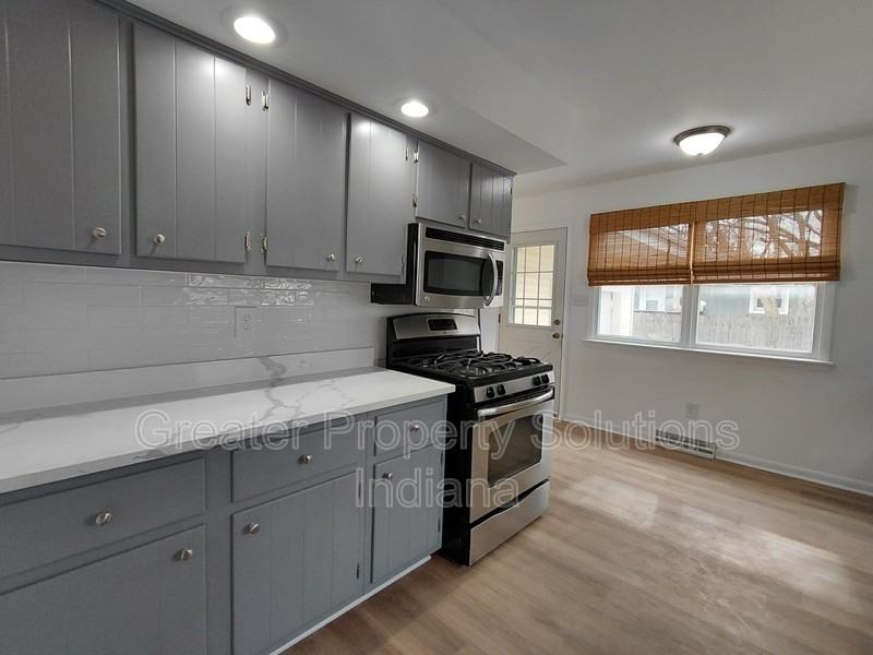 7705 Whitcomb St - Photo 5 of 8