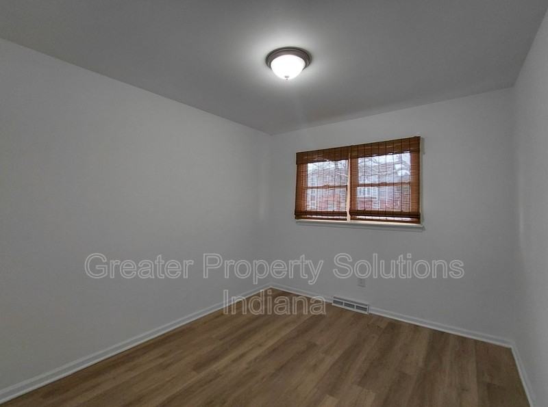 7705 Whitcomb St - Photo 6 of 8