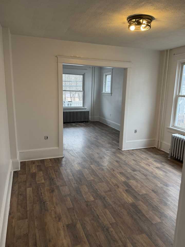 441 Nichols St - Photo 3 of 11