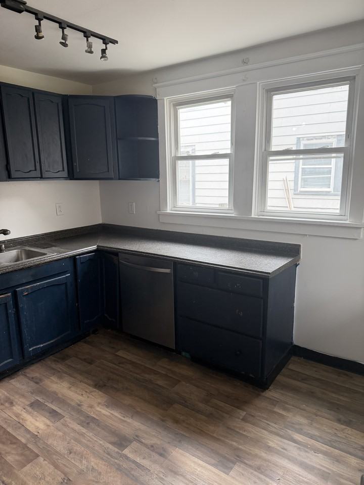 441 Nichols St - Photo 4 of 11