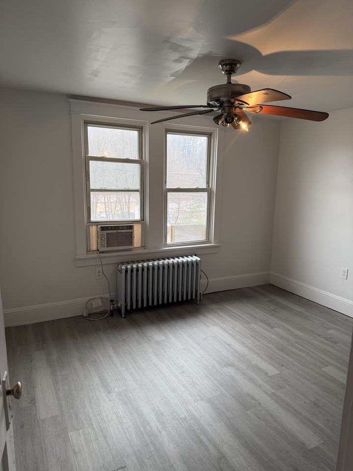 441 Nichols St - Photo 6 of 11