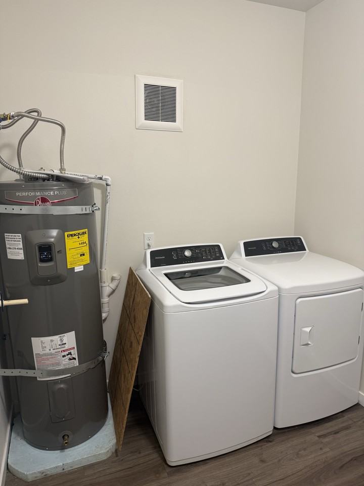 609 W Alder St #101 - Photo 5 of 7