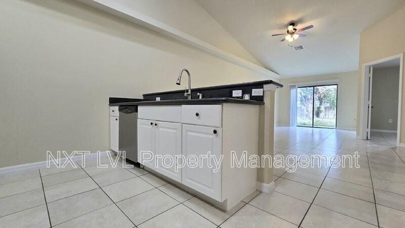 301 Ne 24th Ave - Photo 3 of 17