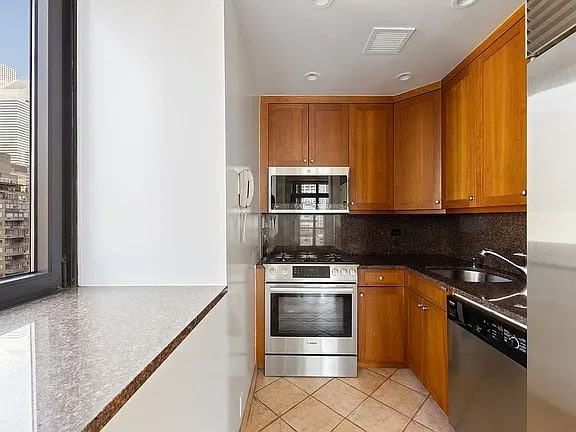 100 United Nations Plz - Photo 5 of 6