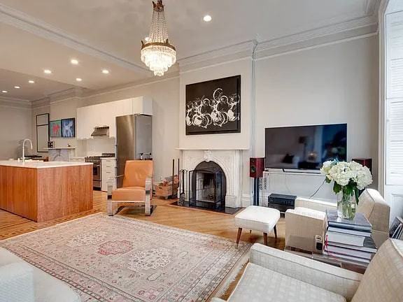 28 Remsen St - Photo 2 of 7