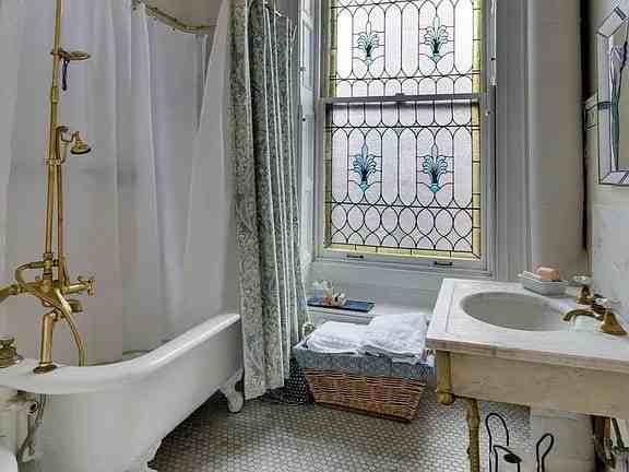 28 Remsen St - Photo 4 of 7