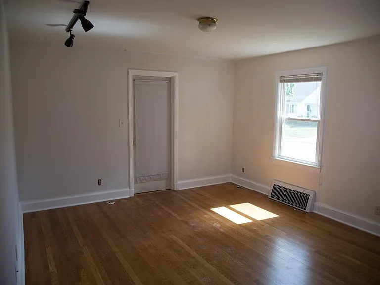 60 Kohary Dr - Photo 3 of 11