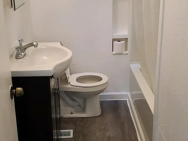 493 Williams St - Photo 5 of 12