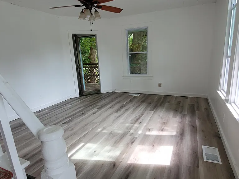 493 Williams St - Photo 6 of 12