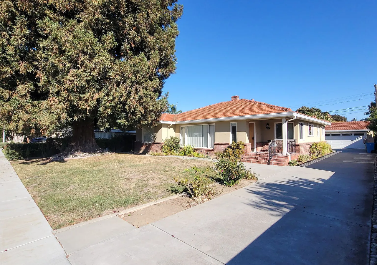 216 Cypress Ave - Photo 3 of 8
