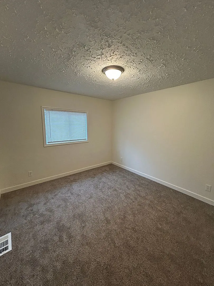 504 Bates Rd - Photo 3 of 12