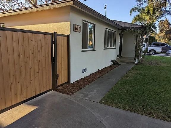 6911 Malibu Dr - Photo 2 of 10