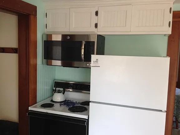 4 Breezy Point Rd - Photo 2 of 10