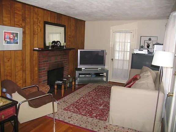 994 Main St - Photo 2 of 8