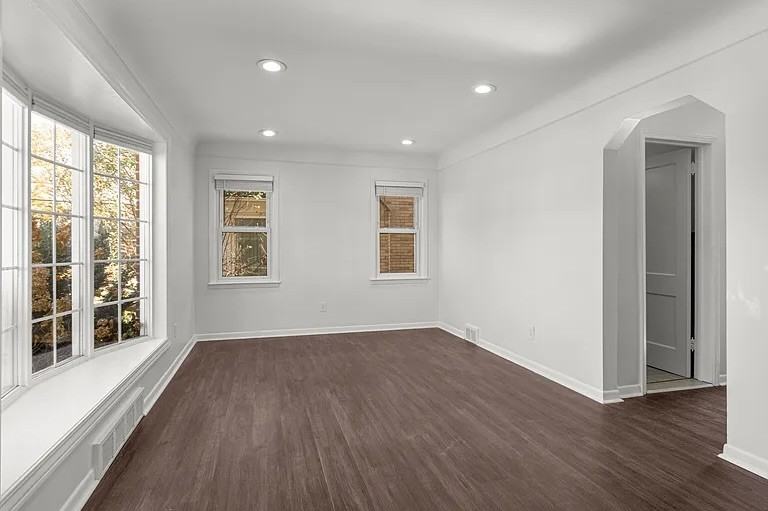 22413 Heinze St - Photo 3 of 27