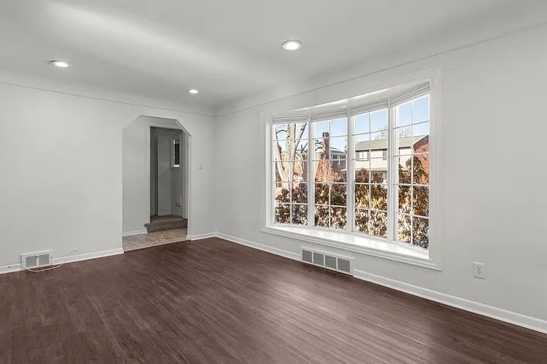 22413 Heinze St - Photo 4 of 27