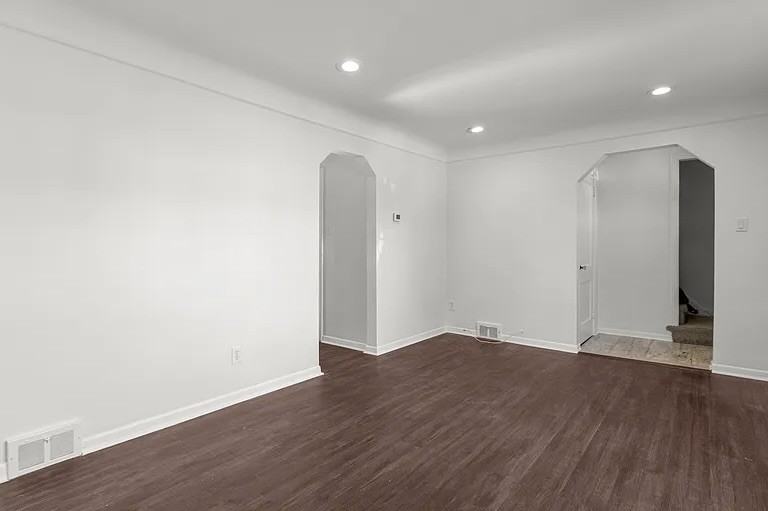 22413 Heinze St - Photo 5 of 27