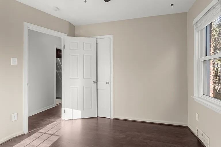 22413 Heinze St - Photo 7 of 27