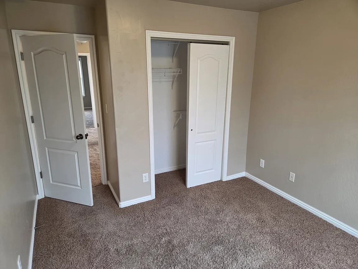 608 W Rose Bud Ct - Photo 3 of 15