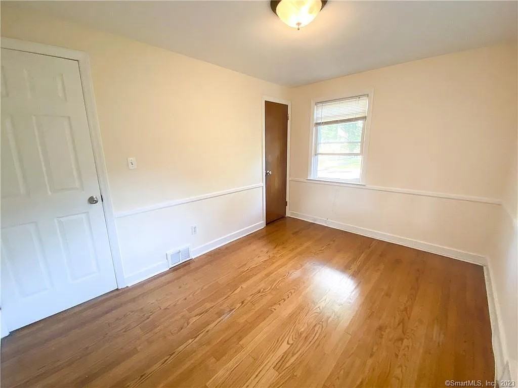 458 Meadowside Rd - Photo 4 of 13