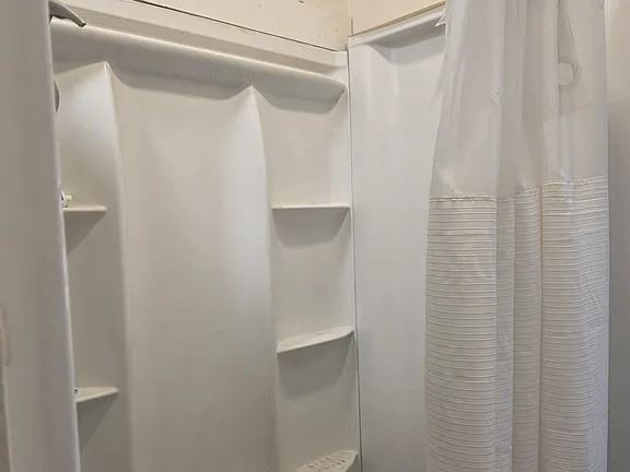 531 N Clark St - Photo 2 of 5