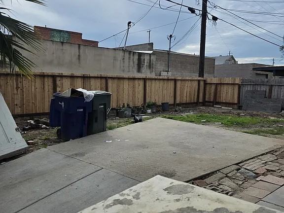 531 N Clark St - Photo 4 of 5