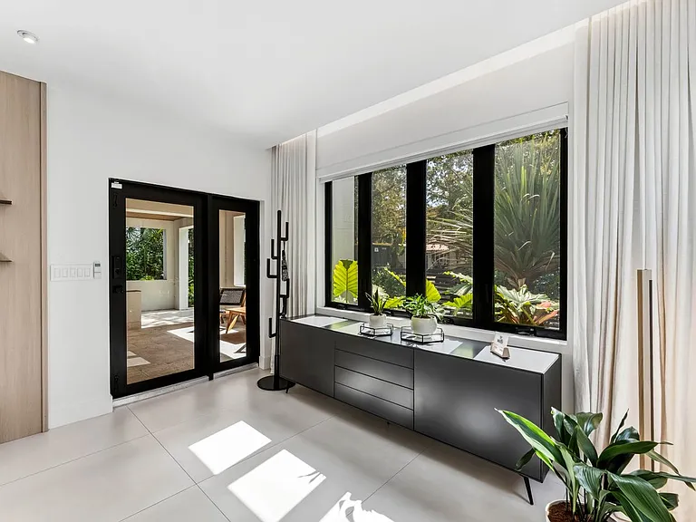 445 Ne 76th St - Photo 3 of 32