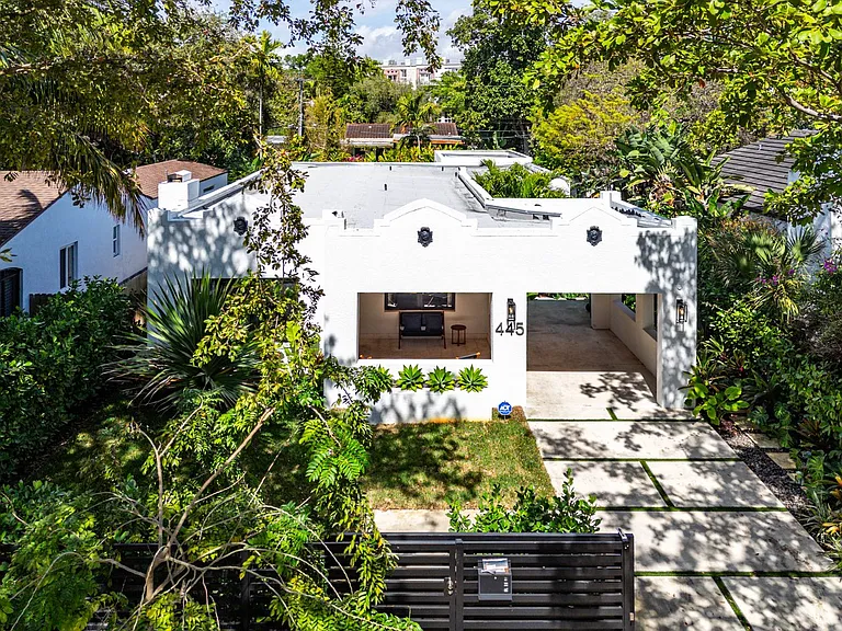 445 Ne 76th St - Photo 4 of 32