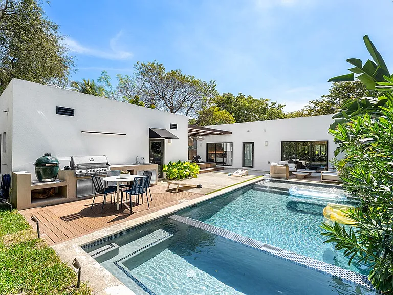 445 Ne 76th St - Photo 5 of 32