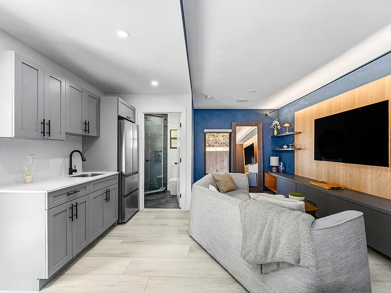 445 Ne 76th St - Photo 7 of 32