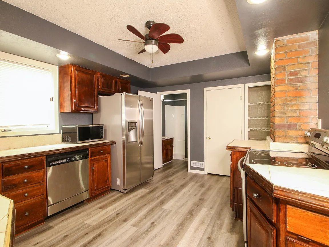 1442 31st St - Photo 4 of 23