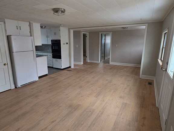 272 Chestnut St - Photo 2 of 9