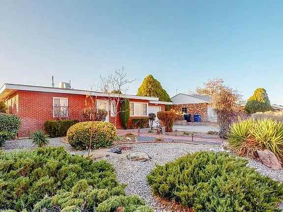 915 Manzano St Ne - Photo 2 of 21