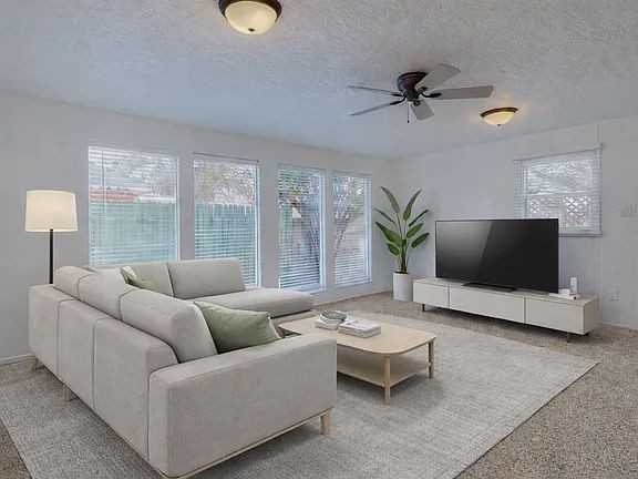 915 Manzano St Ne - Photo 5 of 21