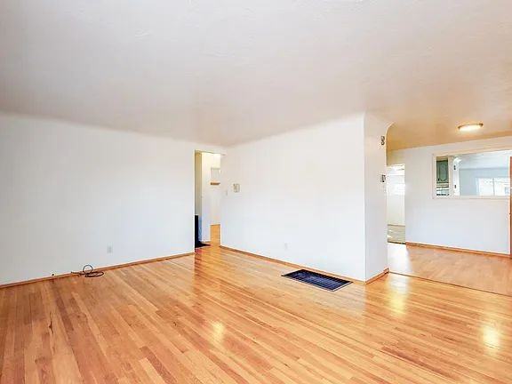 915 Manzano St Ne - Photo 6 of 21