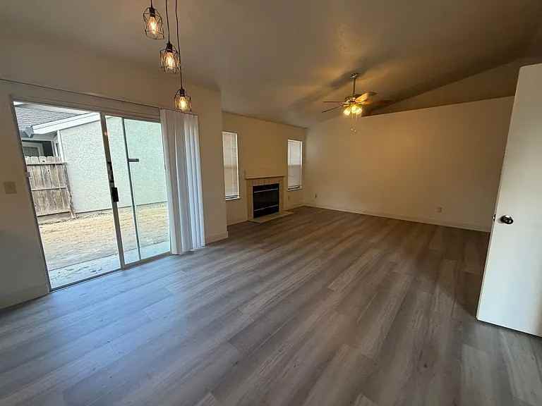 7837 Gadsby Ct - Photo 2 of 13