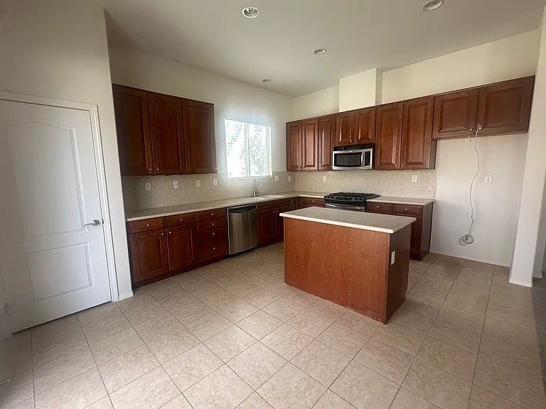 1255 E Pennsylvania Ave - Photo 4 of 10