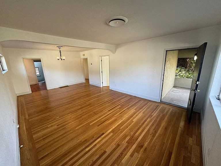 2135 39th St - Photo 3 of 13
