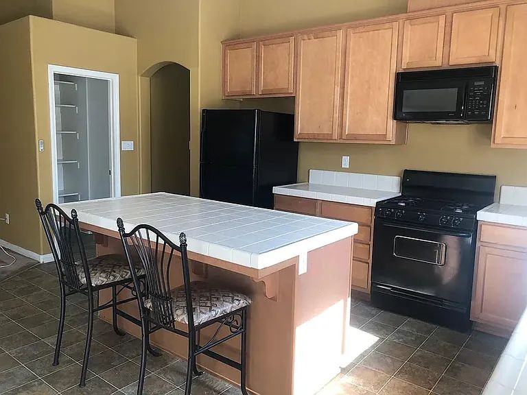 2501 Basque Hills Dr - Photo 4 of 7