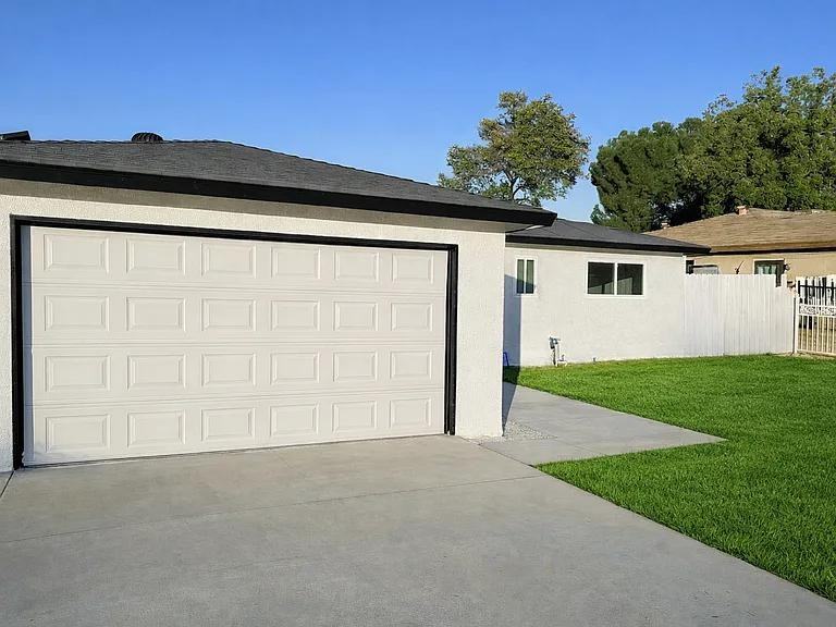 4776 N Holt Ave - Photo 2 of 20