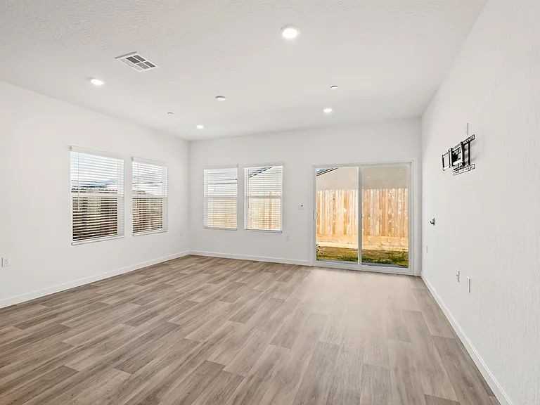 1109 Arroyo Way W - Photo 6 of 16