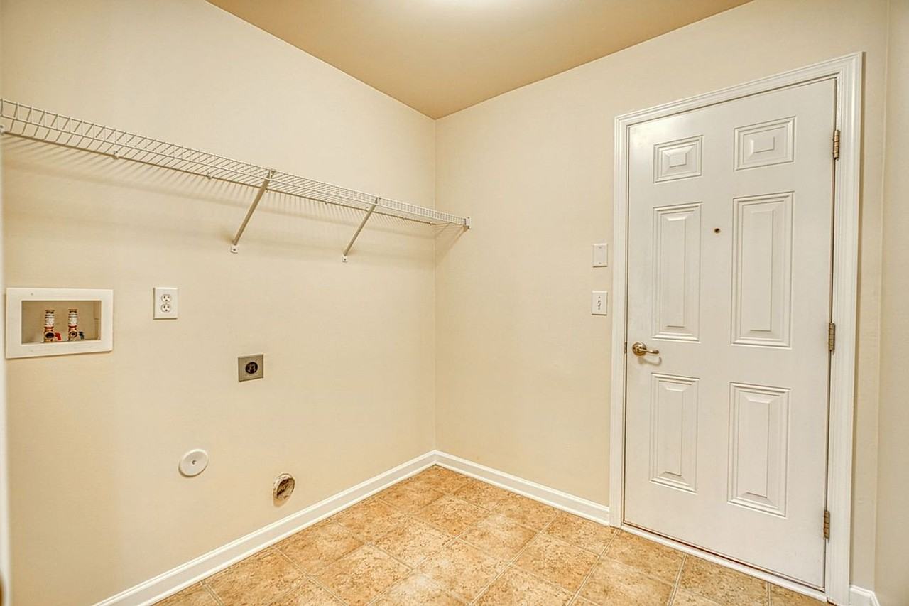 14 Suwannee Ct - Photo 4 of 45