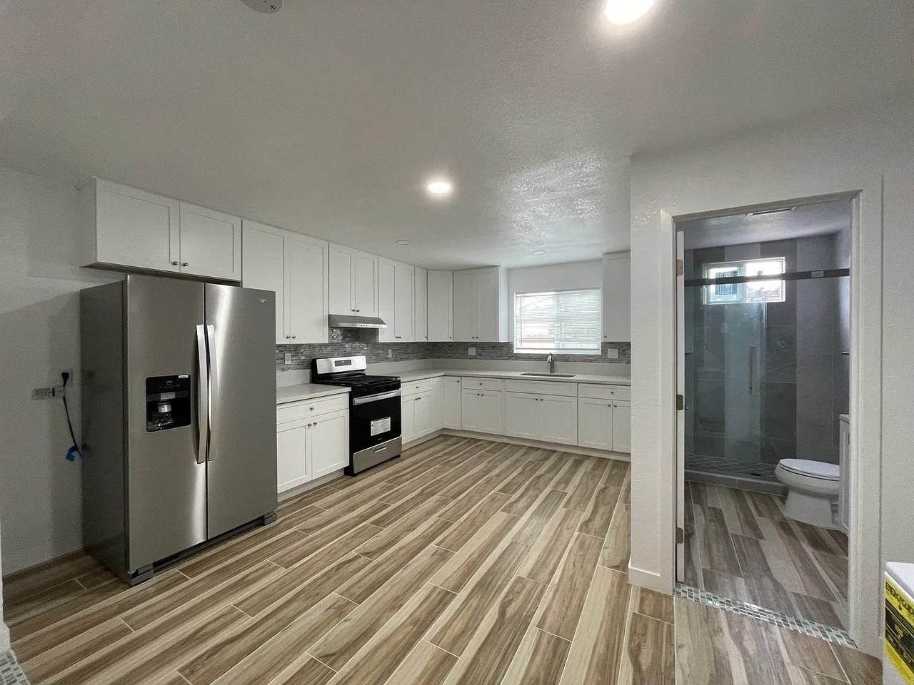 3323 52nd St - Photo 3 of 4